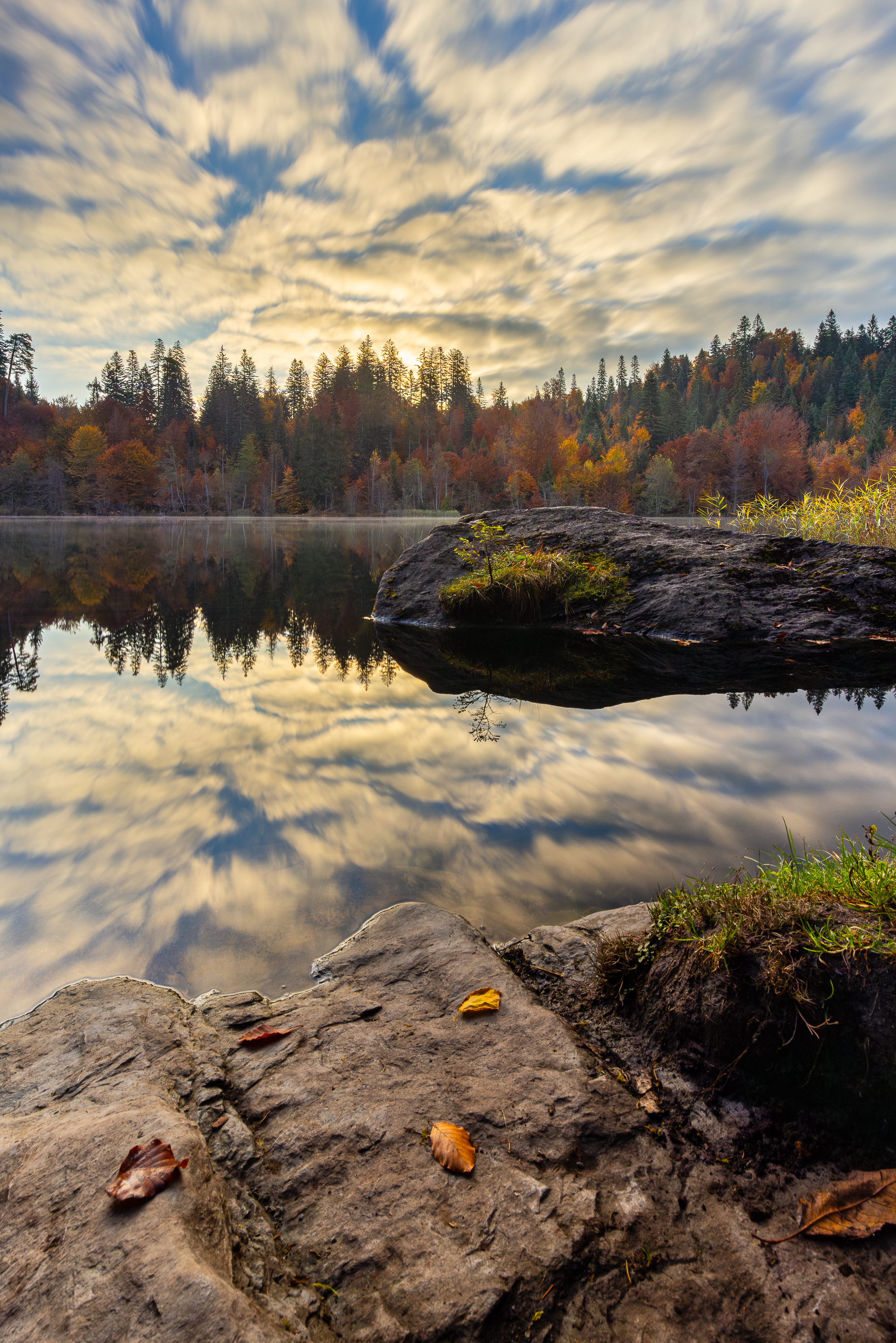 Herbstliche Morgenstimmung am Crestasee