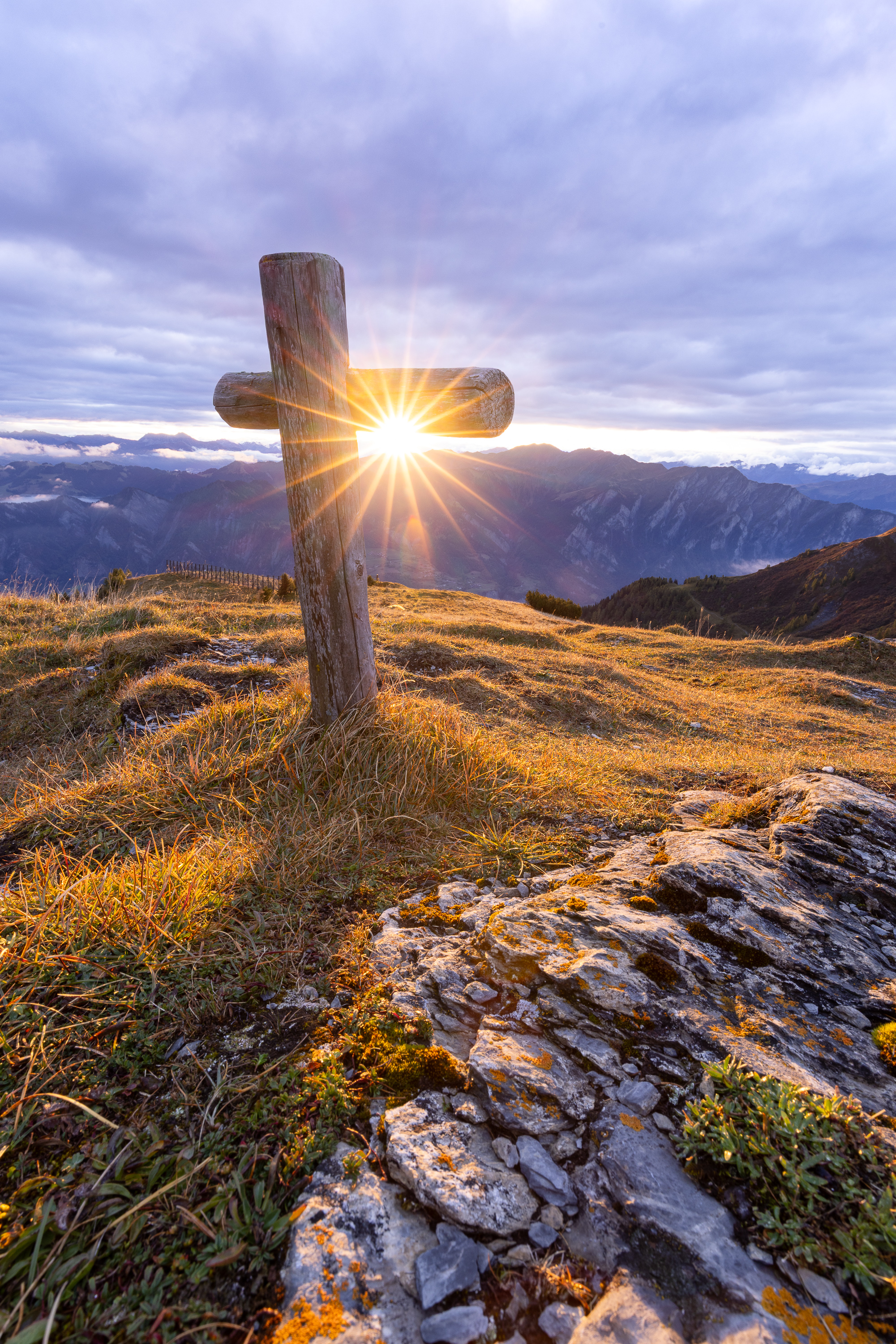 Kleines Holzkreuz in den Bündner Bergen