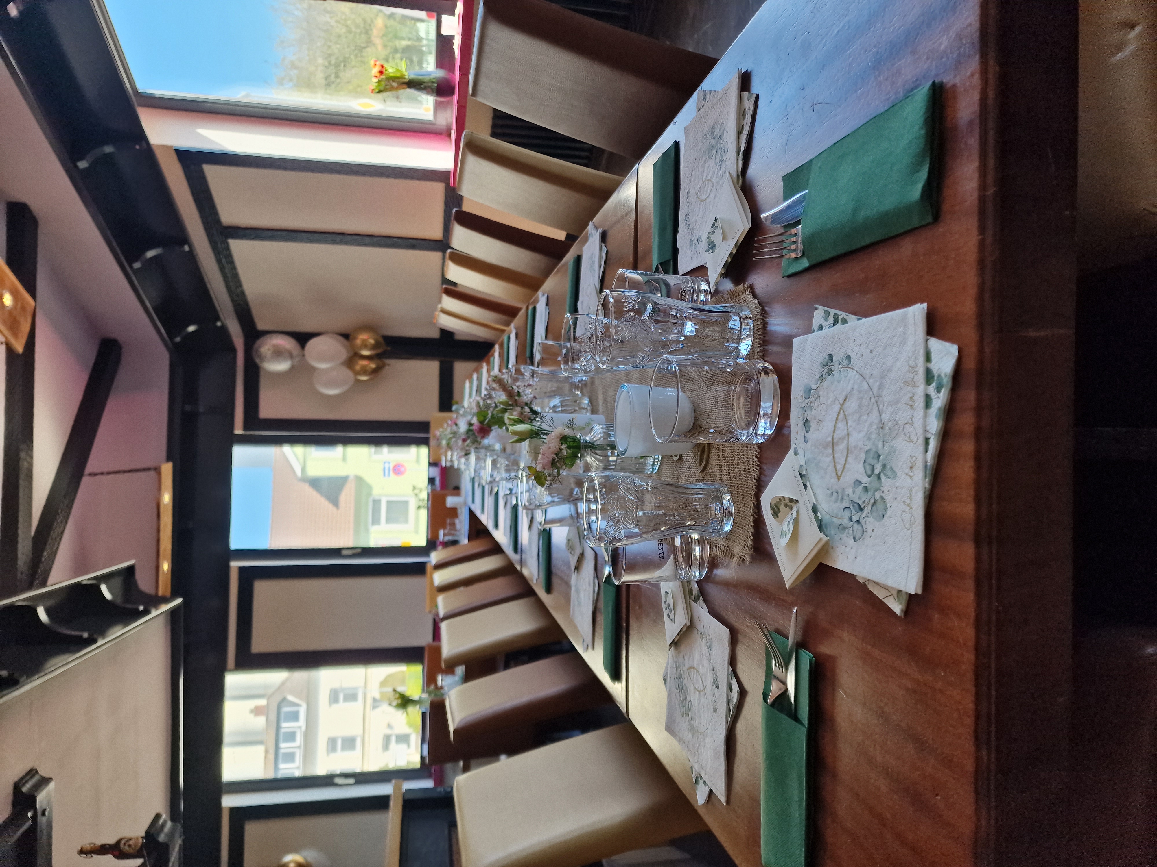 Gedeckter Tisch für mehrere Personen