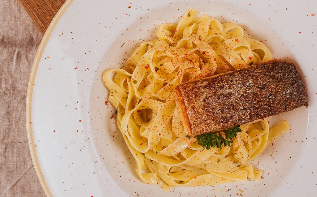 Bandnudeln mit Lachs