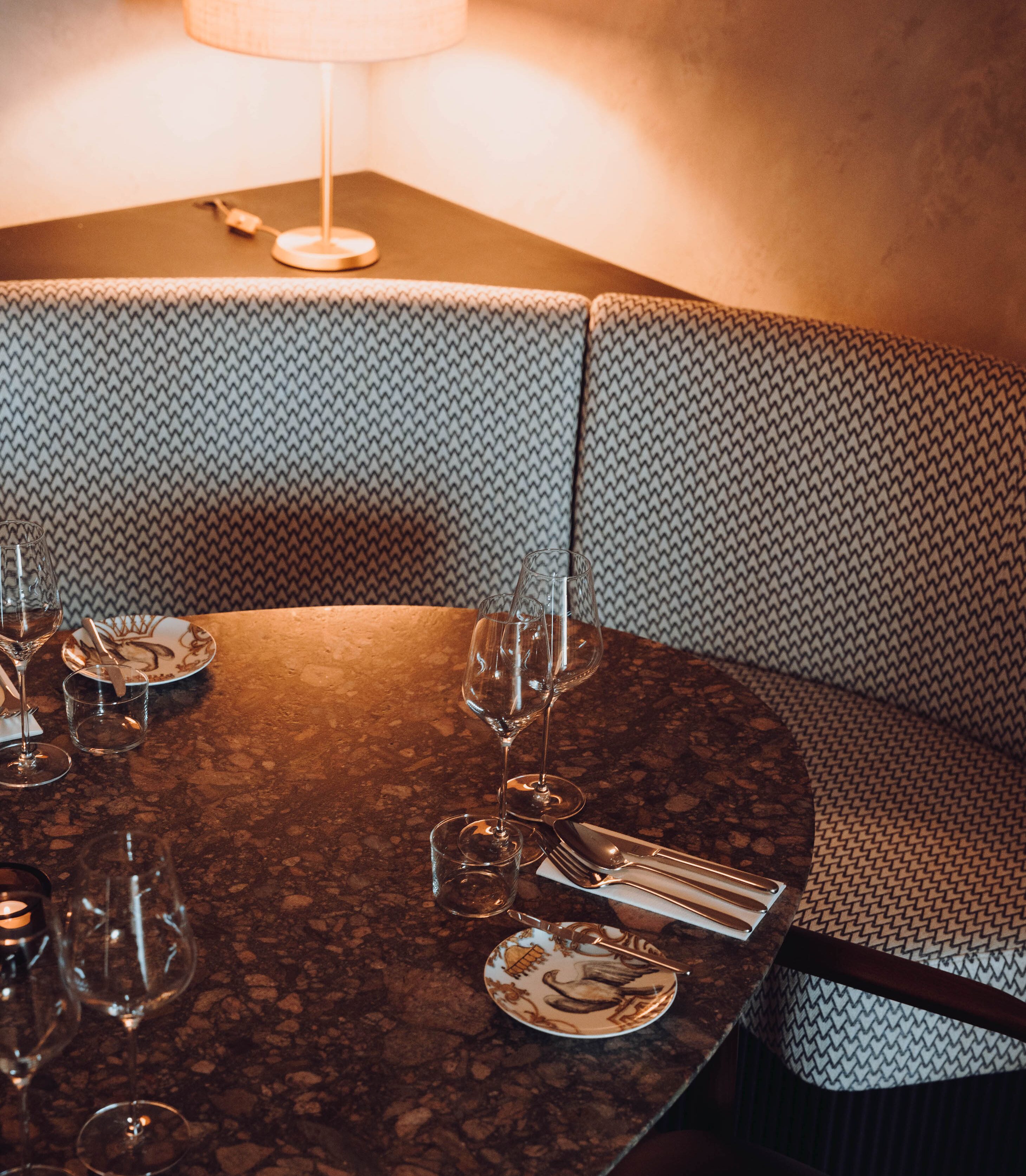 Blick auf einen gedeckten Tisch im Gastraum