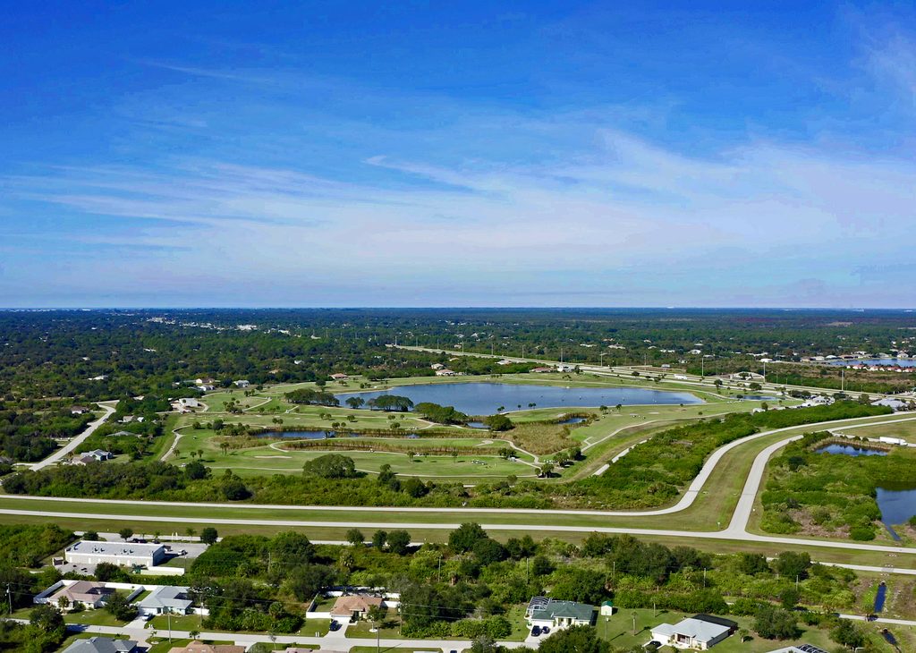 Dieses Bild zeigt eine Luftaufnahme von North Port, im südlichen Teil von Sarasota in direkter Nähe zu Port Charlotte, die von einem großen Wasserkanal durchzogen wird