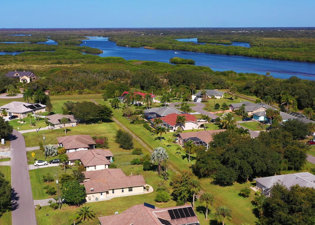 Ein Blick auf Deep Creek. Ein Bestandsgebiet im nordöstlichen Teil von  Charlotte County, in dem der wohlhabende Mittelstand seit ca. 40 Jahren baut und lebt.