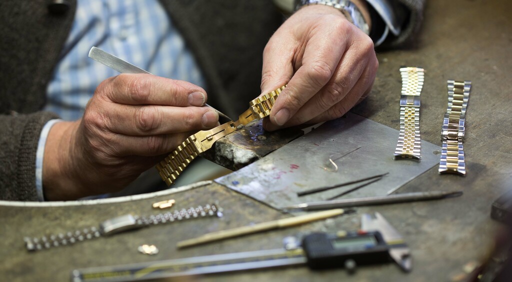 Hier zu sehen ist Heinz Beste bei einer Rolex-Armband-Reparatur