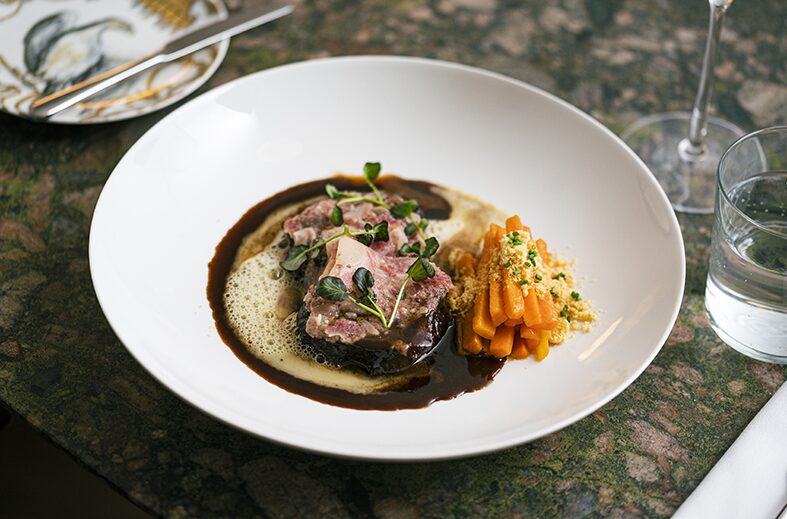 Sehr modern präsentiertes Fleischgericht von der Speisekarte