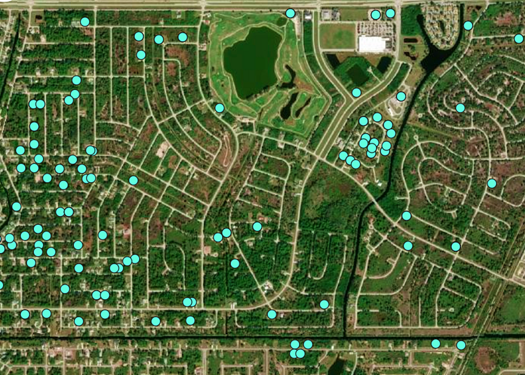 Dieses Bild zeigt eine Luftaufnahme von North Port, im südlichen Teil von Sarasota in direkter Nähe zu Port Charlotte, die von einem großen Wasserkanal durchzogen wird