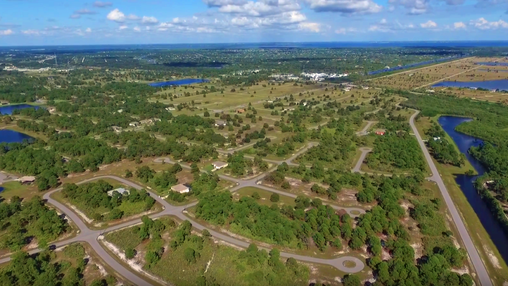 Blick auf eine wunderschöne Wohnsiedlung im Rotonda Circle, die direkt an einem Golfplatz grenzt