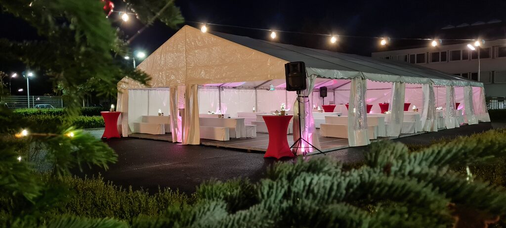 Partyzelt auf dem Weihnachtsmarkt