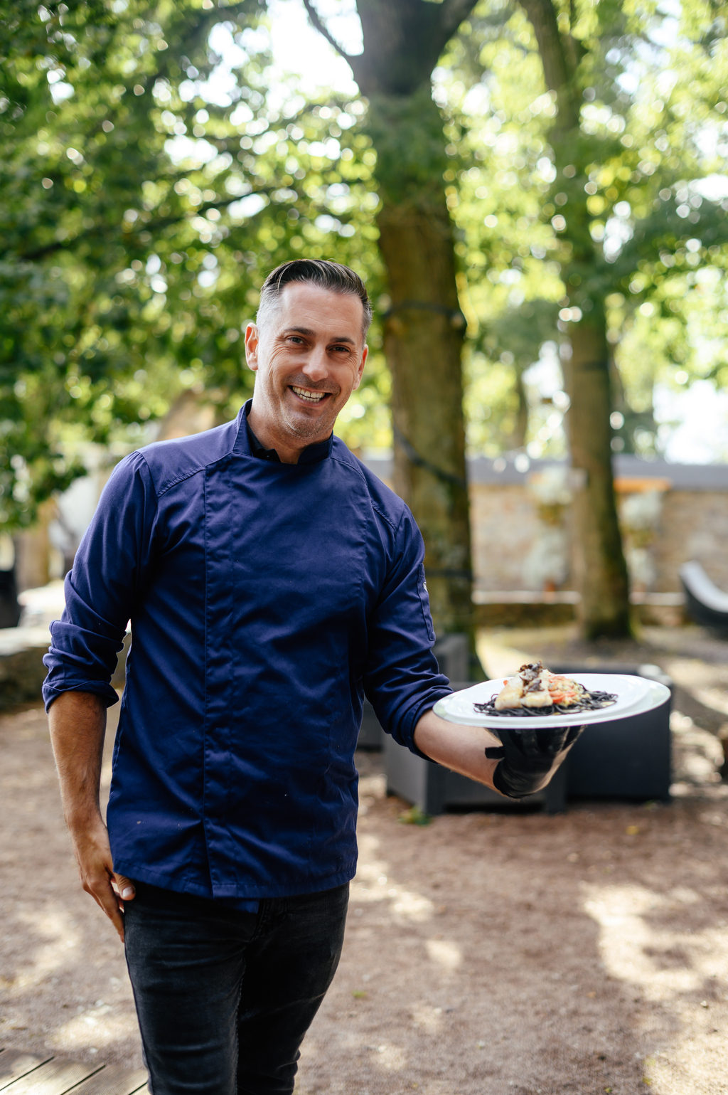 Event Catering- Gäste die sich bei guter Stimmung fröhlich unterhalten und dabei Wein trinken