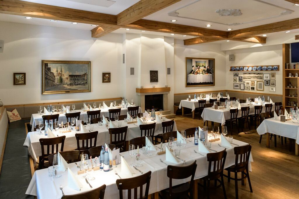 Veranstaltungsraum mit festlich eingedeckten Tischen