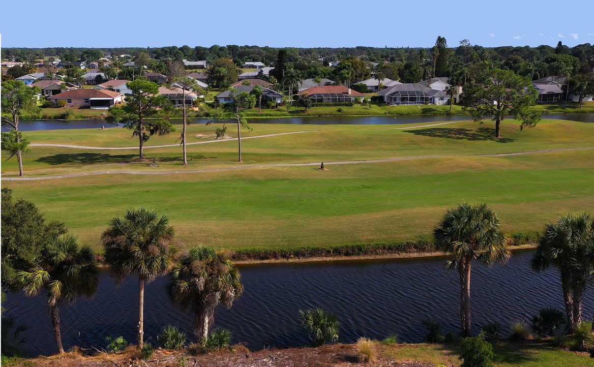 Sicht über den Wasserkanal auf eine schöne Golfanlage im Rotonda Circle in Charlote County in Südwest Florida