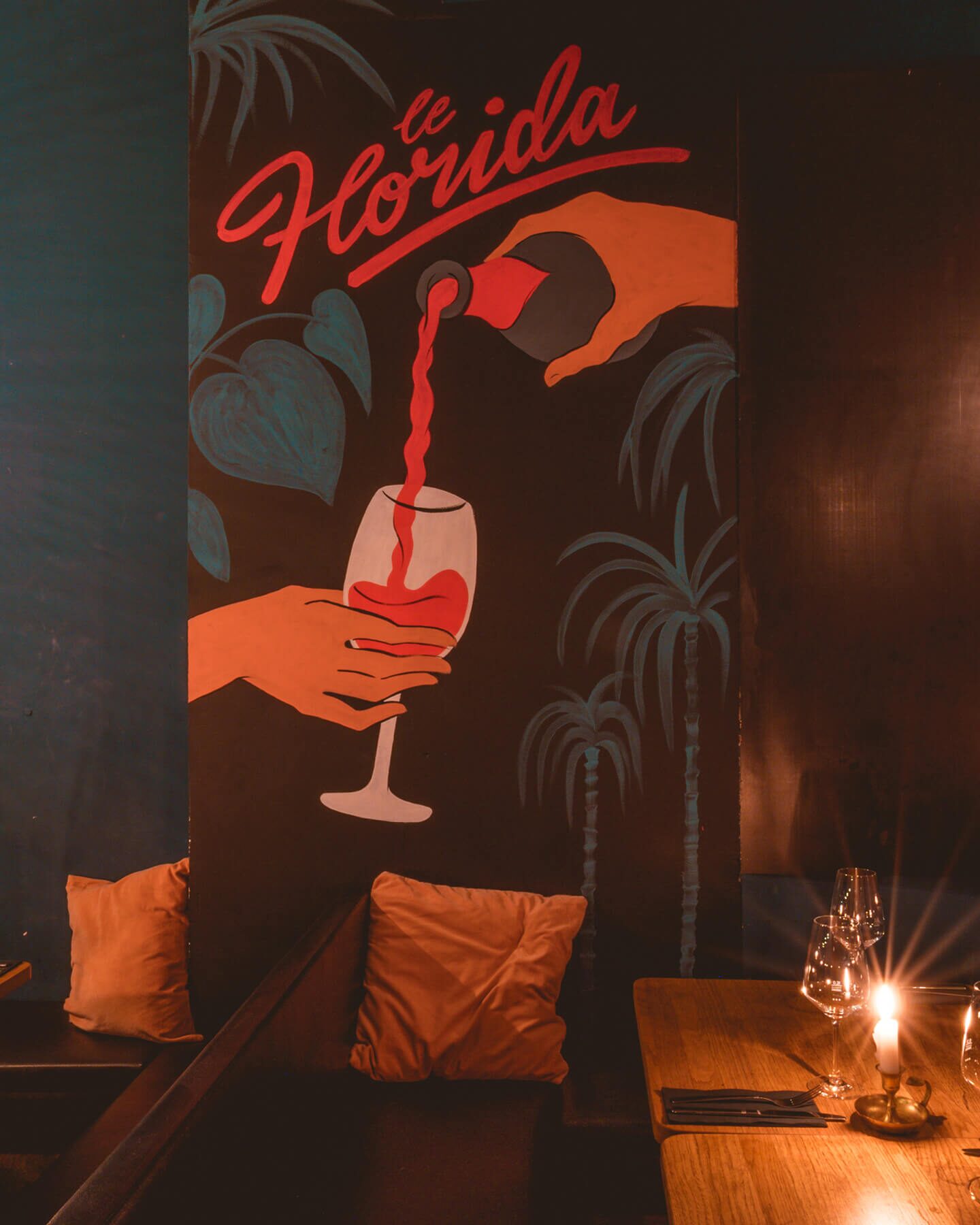 Blick auf Wandbild mit Le Florida Schriftzug, Palmen und Rotwein