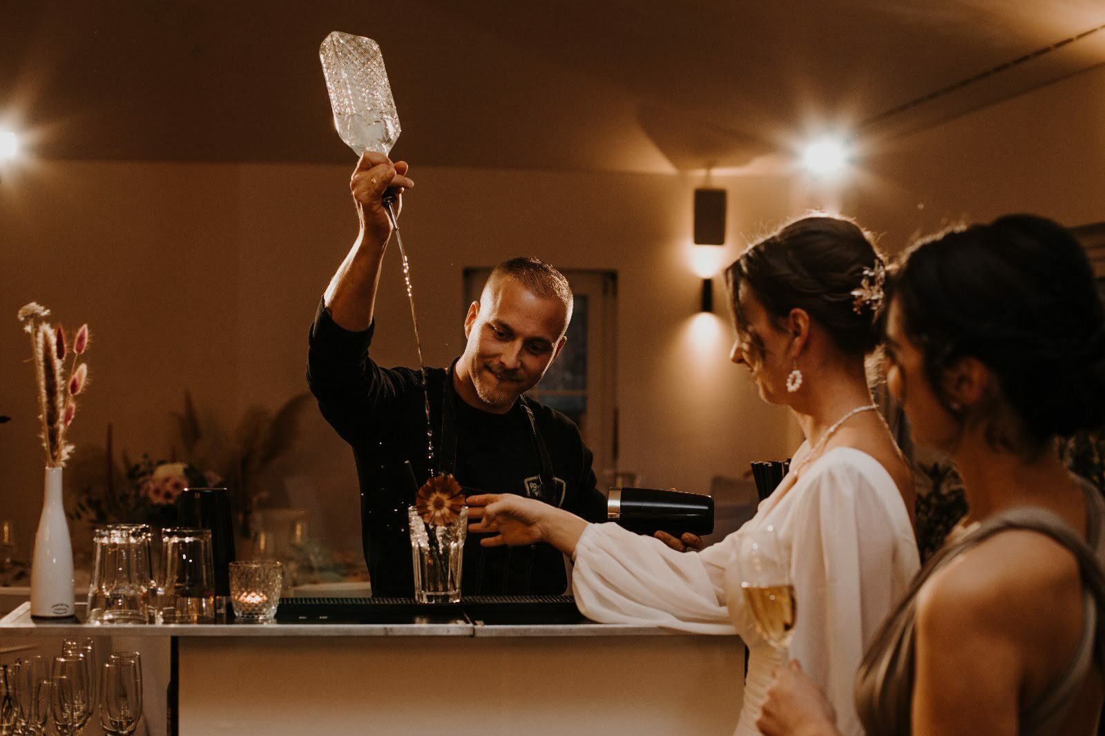 Mobile Cocktailbar Frankfurt- Ein Barkeeper macht eine kleine Show indem er das Getränk von einer Bestimmten Höhe in das Glas einschenkt. 