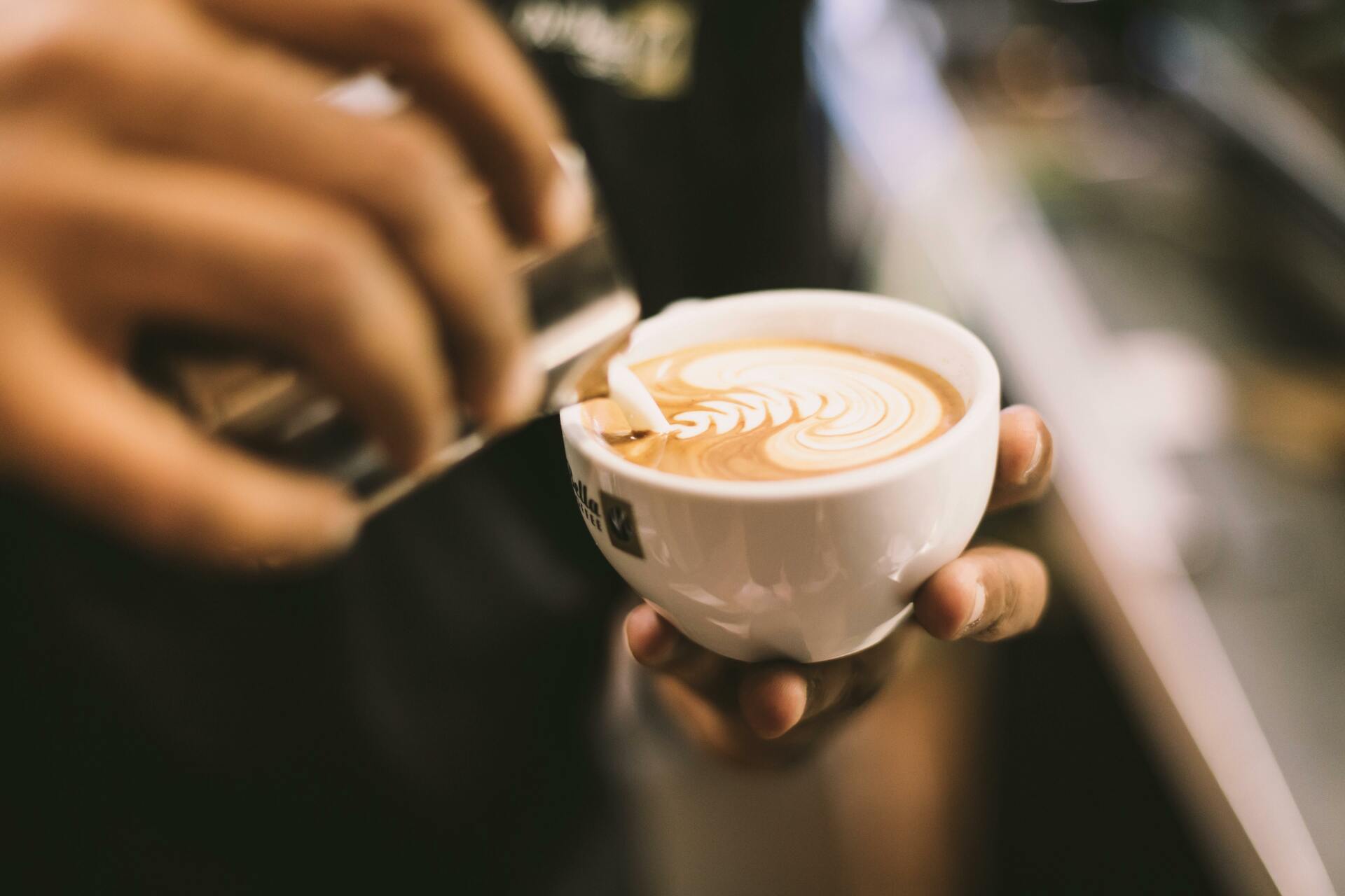 Barista Service Frankfurt- Frische Latte Art in eine Tasse Kaffe
