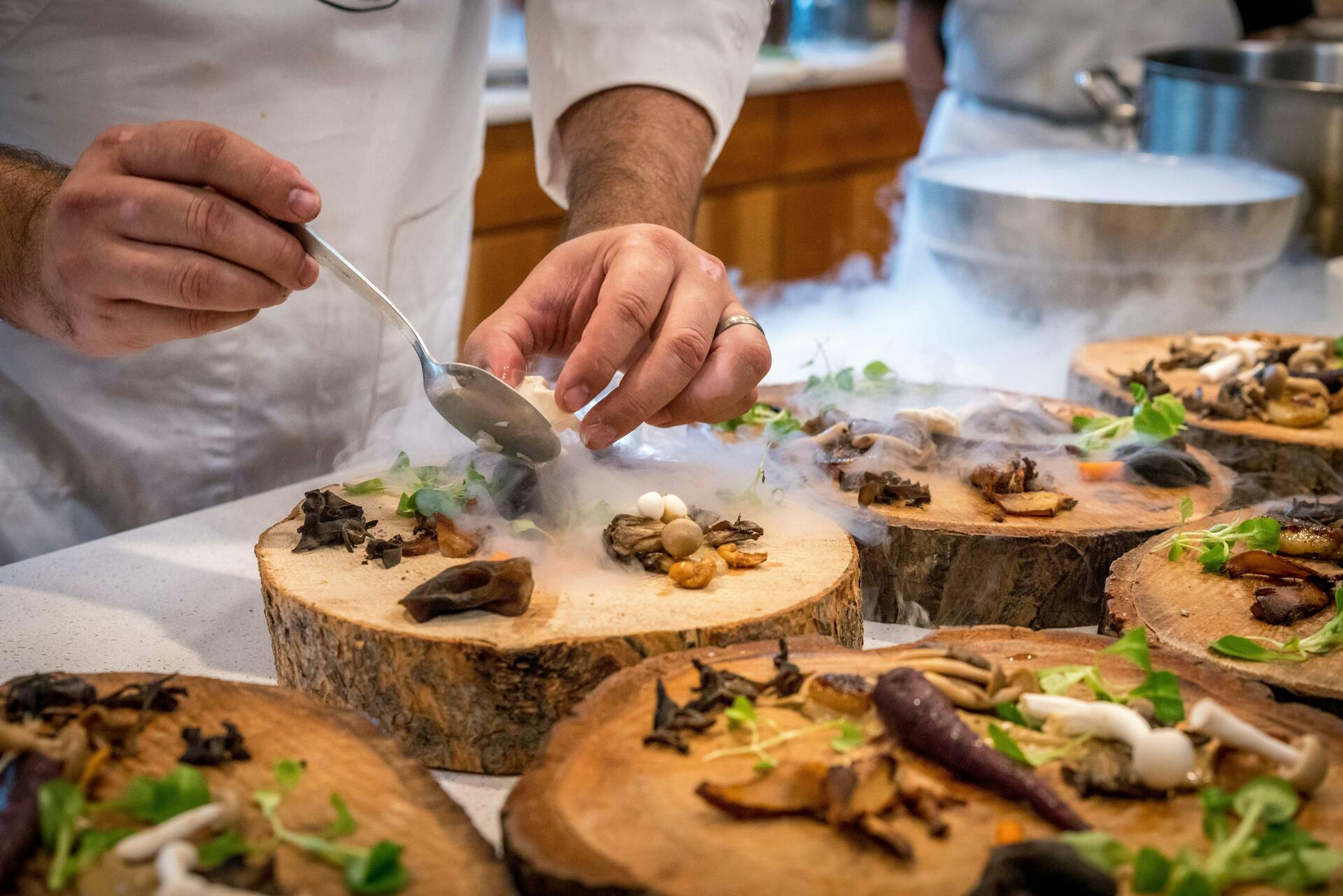 Fingerfood Catering Frankfurt – molekulare Anrichtung feiner Häppchen auf Holzbrettchen beim Event