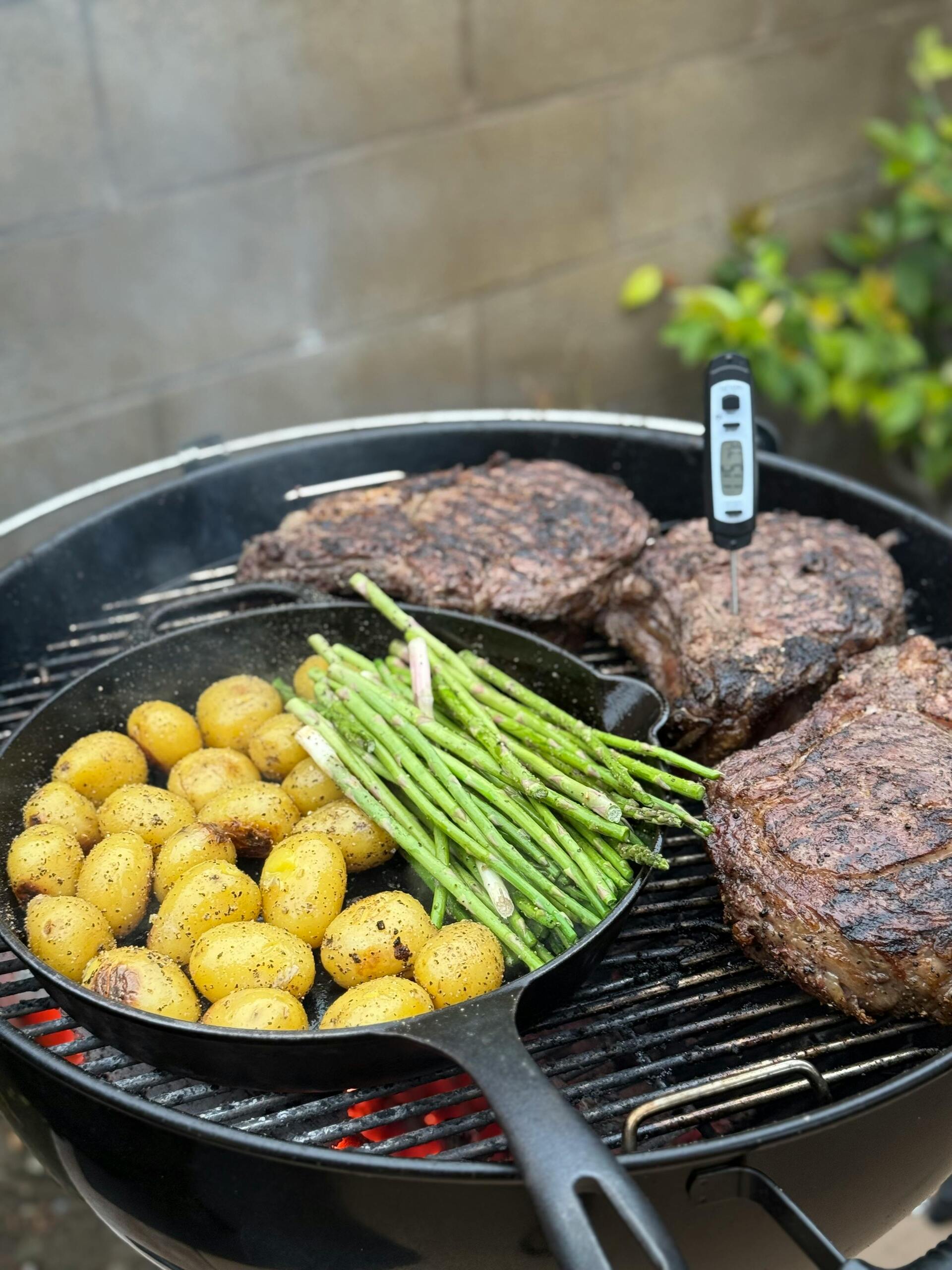 Mobile Cocktailbar Frankfurt – Barkeeper dekoriert Drink mit Zitronenzeste bei Eventservice