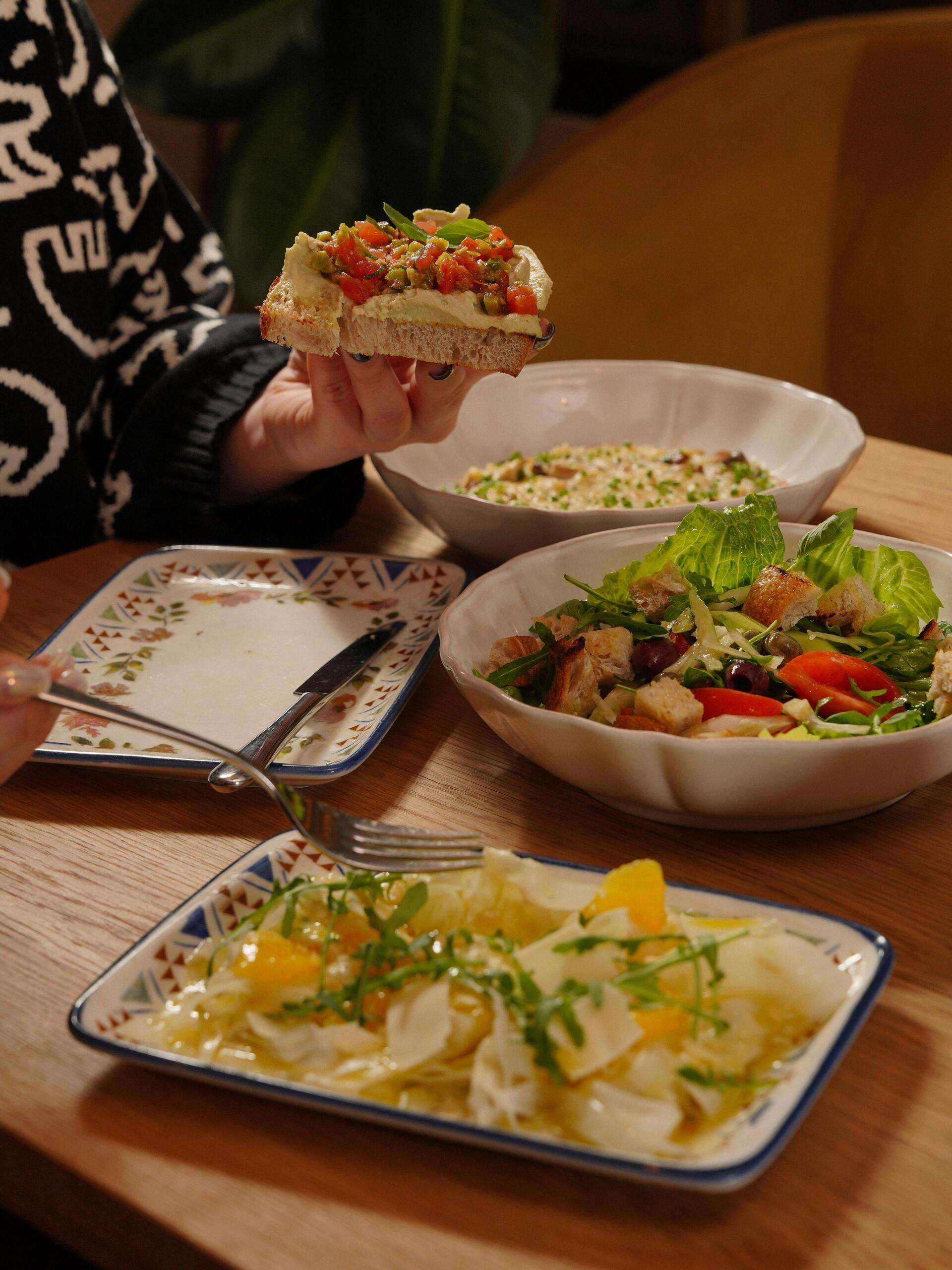 Mobile Cocktailbar Frankfurt – Barkeeper dekoriert Drink mit Zitronenzeste bei Eventservice