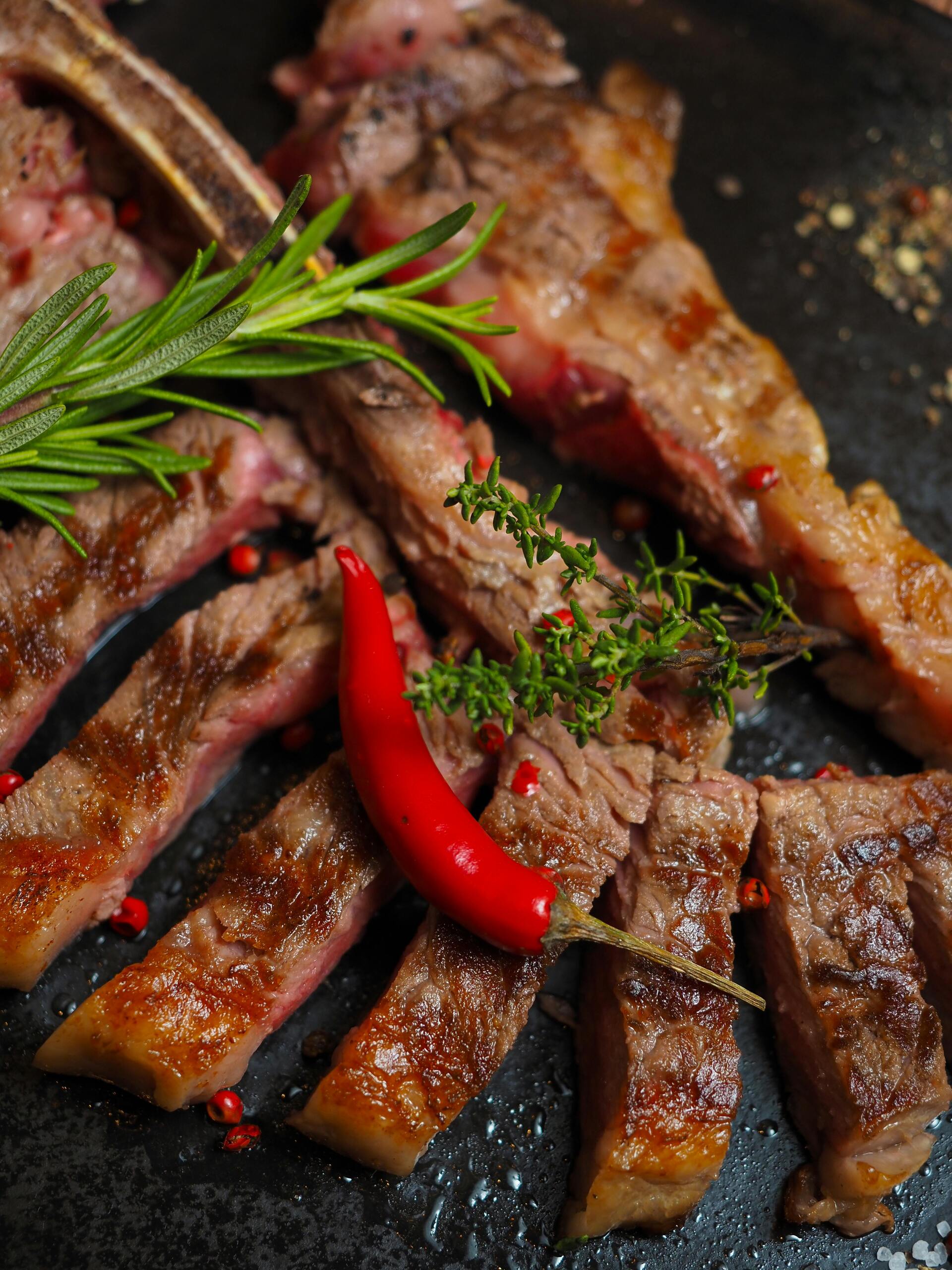 Eventdekoration Frankfurt – festlich gedeckter Tisch mit Blumen, Besteck und Gläsern beim Event Catering