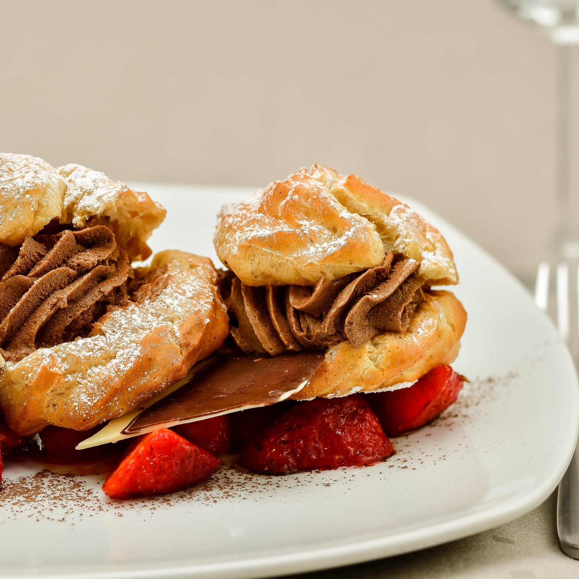Hausgemachte Windbeutel mit Schokoladen-Rum-Creme