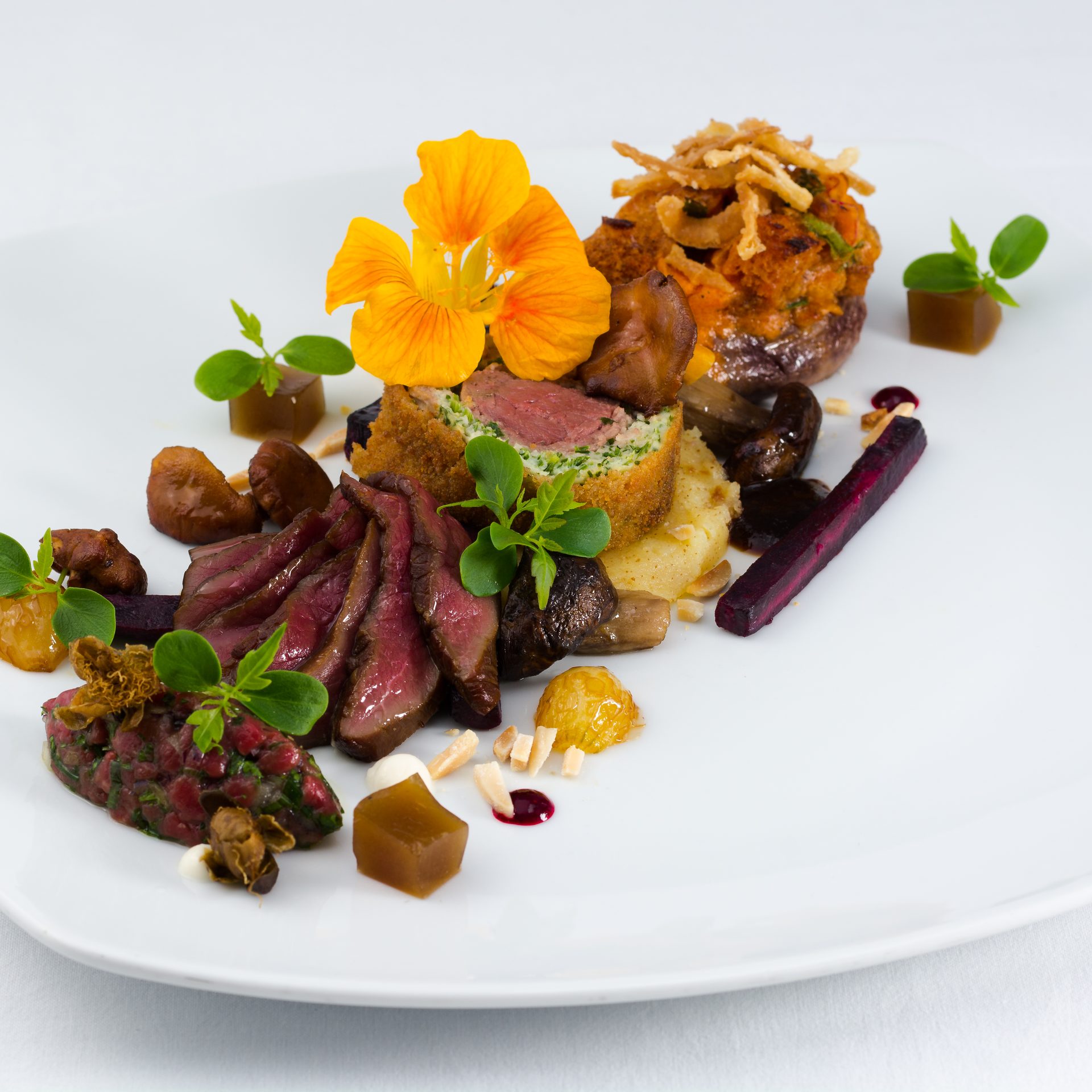 Variation vom Hirsch mit Nussbutter-Stampf