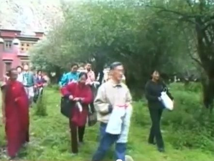 Still of Chen Li-an and Sun Chun-hua in Tsurphu, 1999