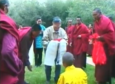 Still of Chen Li-an and Ogyen Trinley Dorje in Tsurphu, 1999