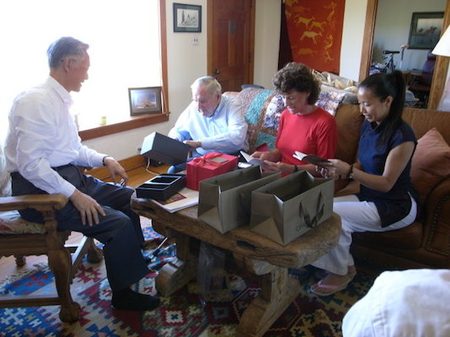 Photographo of Chen Li-an, David Rockefeller, Penny Dulaney Rockefeller, and Yangjin Lamu, 2011