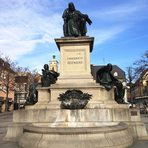Marktplatz mit Rückert-Denkmal Quelle: Tourist-Information Schweinfurt 360°
