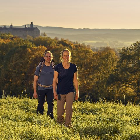 Wandern oberhalb der Plassenburg_Bildrechte Frankenwald Tourismus & Marco Felgenhauer