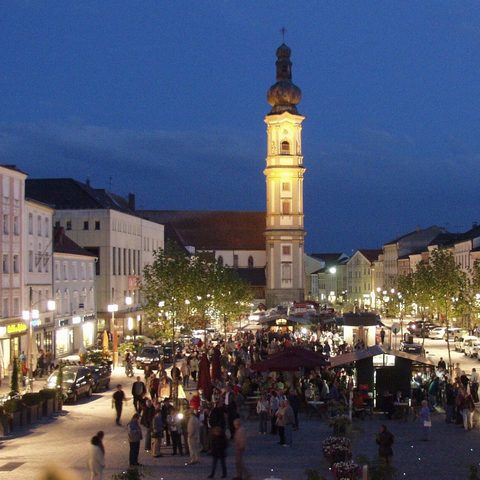 Luitpoldplatz bei Nacht Foto Stadt Deggendorf Quelle: Tourismusverbandes Ostbayern e.V.