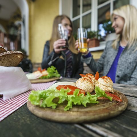 Biergarten am Oberen Ganskeller Bildnachweis Dietmar Denger Quelle: Amt für Touristik -Tourist-Information - Stadt Neumarkt i.d.OPf. 