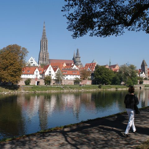 Ulmer Münster und Donauufer Foto: Ulm/Neu-Ulm Touristik GmbH Quelle: Schwäbische Alb Tourismusverband e. V. 