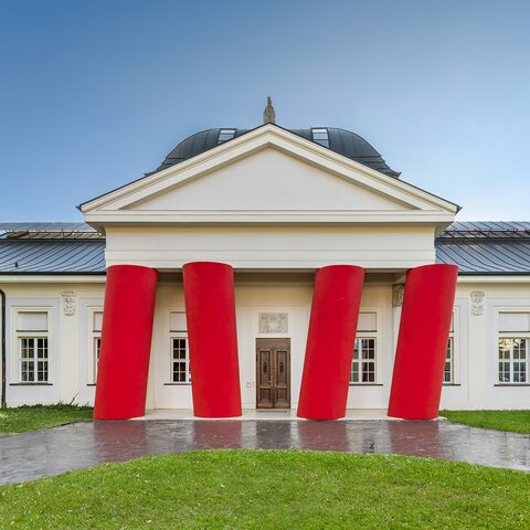 Kunstforum Ostdeutsche Galerie Fassade mit Installation von Magdalena Jetelová Venceremos_Sale © Fotostudio Zink Fotografen