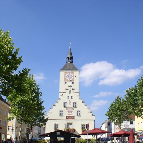 Deggendorf Altes Rathaus Luitpoldplatz Foto Stadt Deggendorf. Quelle: Tourismusverbandes Ostbayern e.V.