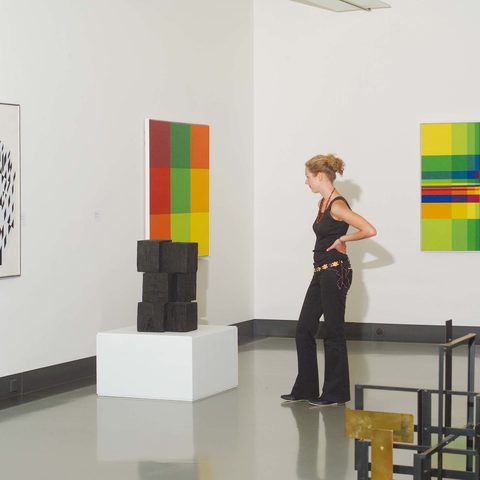 Museum im Kulturspeicher Besucherin Bildnachweis Congress-Tourismus-Würzburg, A. Bestle.