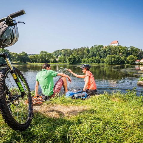 Oberpfaelzer Radl-Welt Radler-Pause am Regen bei Nittenau ©Tourismuszentrum Oberpfaelzer Wald Landkreis Schwandorf