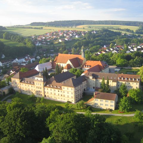 Niederviehbach Luftbild Kloster-Kirche Foto Landkreis Dingolfing-Landau Bildquelle: Tourismusverband Ostbayern e.V.