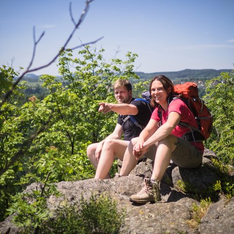 Wanderer auf Aussichtsplattform_Bildrechte Naturpark Frankenwald & Maria Setale