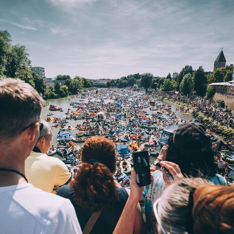 

Nabada - der Wasserfestzug am Schwormontag. © Ulm/Neu-Ulm Touristik GmbH, Johannes Glöggler,, CC-BY-SA.de 