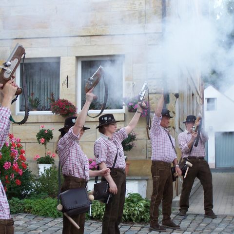 Böllerschützen Straßenfest Quelle: Archiv Gemeinde Neudrossenfeld, Herr Wunner, Stadt Bayreuth, Frau Dr. Fohrbeck, privat.