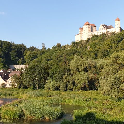 Schloß Harburg mit der Wörnitz Quelle: Amt für Tourismus Stadt Harburg (Schwaben)