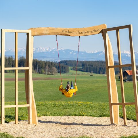 Panoramaschaukel
Bildrechte: Louis Zuchtriegel
Quelle: Kur-und Gästeinformation Bad Grönenbach