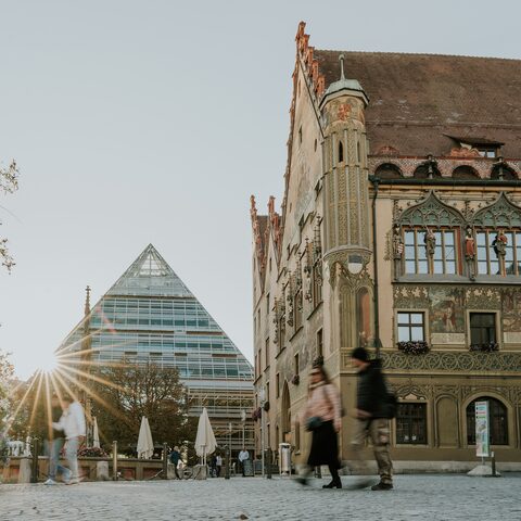 

Die moderne Zentralbibliothek neben dem historischen Rathaus 
© Ulm/Neu-Ulm Touristik GmbH, bildwerk89,, CC-BY-SA.de 