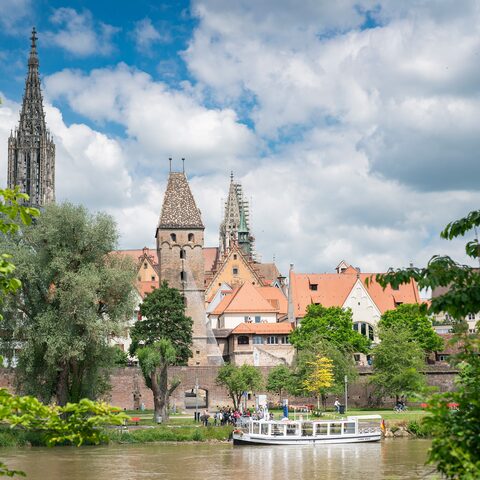 Donaublick nach Neu-Ulm mit Sicht auf den Berblinger Turm und die Donauinsel 'Schwal' 
© Ulm/Neu-Ulm Touristik GmbH, Dietmar Denger,, CC-BY-SA.de 