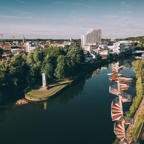 Donaublick nach Neu-Ulm mit Sicht auf den Berblinger Turm und die Donauinsel 'Schwal' © Ulm/Neu-Ulm Touristik GmbH, Johannes Glöggler,, CC-BY-SA.de 