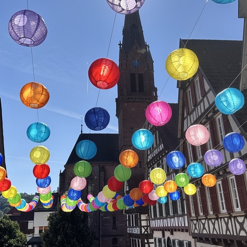 Altburger Straße mit bunten Ballons © Stadt Calw