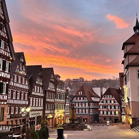 Calw, Marktplatz in der Abenddämmerung © Melanie Gentzel / Stadt Calw