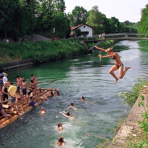 Badende und Isarfloss bei der Grosshesseloher Bruecke, © München Tourismus, Shahow Wali.