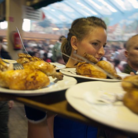 Bedienung mit Wiesnhendl © München Tourismus Marden Smith