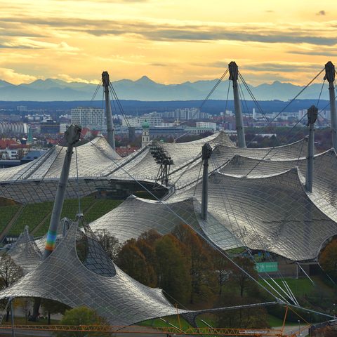 Alpenkette und Olympiazeltdach, © München Tourismus, Tommy Lösch